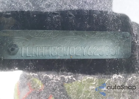 2002 Lincoln Town Car Signature from USA, damaged, VIN 1LNHM82W02Y625957